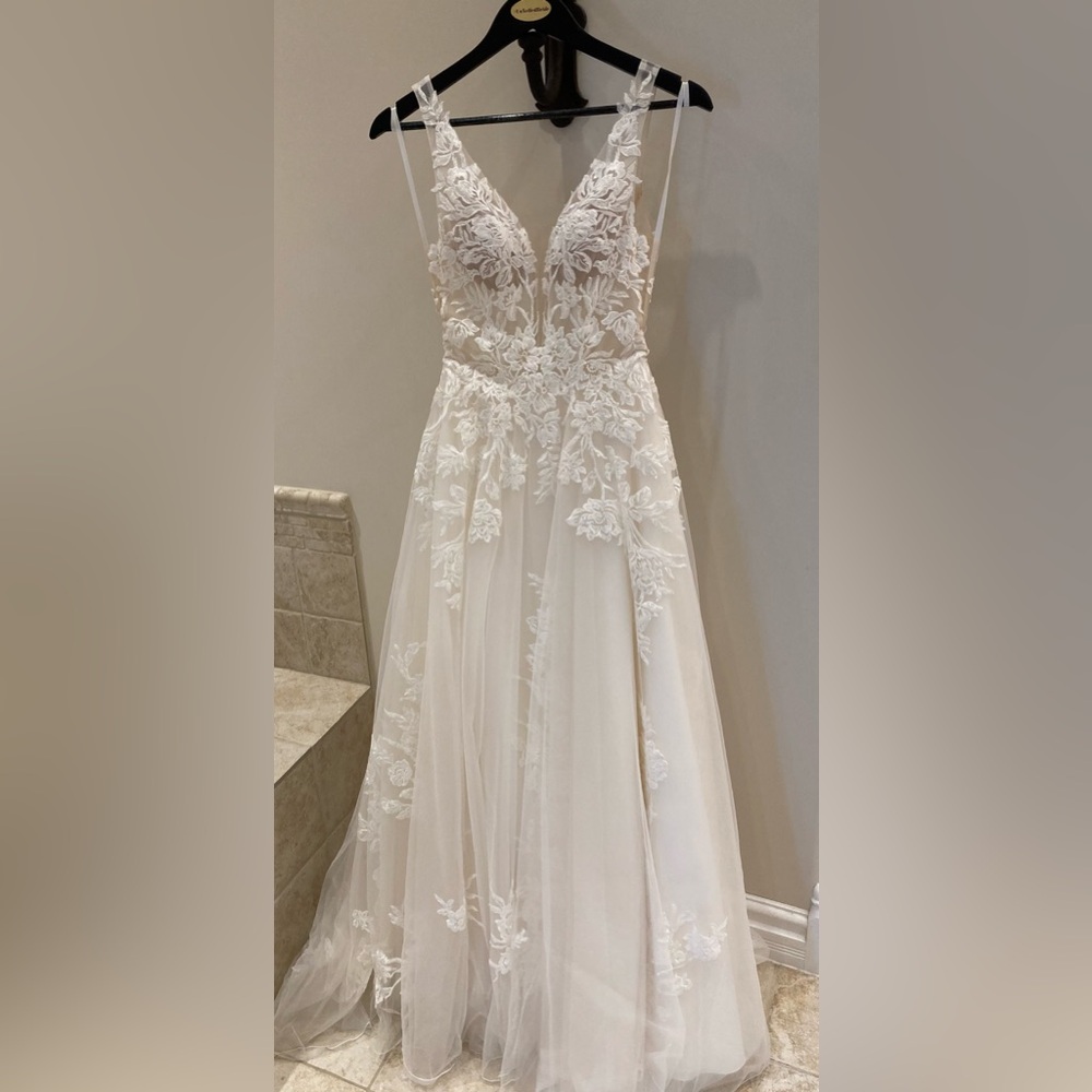 Lillian West #66063 Wedding Dress with Embroidered Flowers - Size 4 - Picture 3 of 11